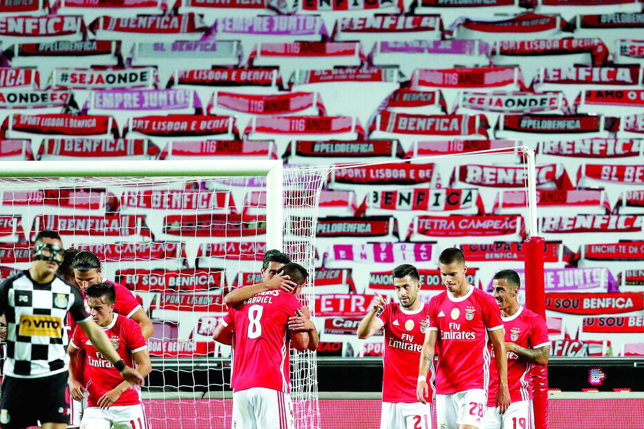 André Almeida felicita Gabriel, que esteve em bom plano, sendo o autor do terceiro golo  dos benfiquistas 