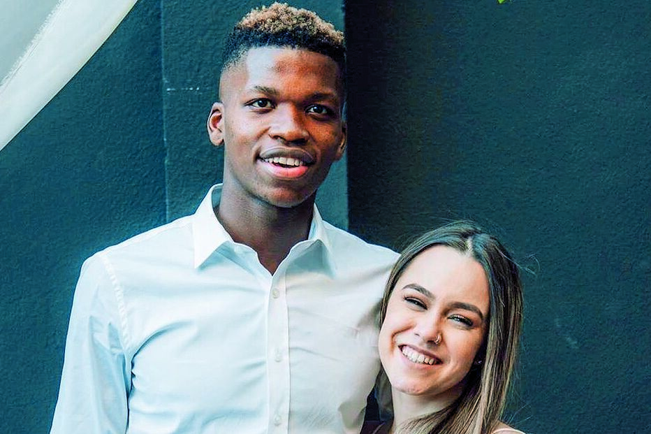 Florentino Luís radiante com a mulher, Bruna 