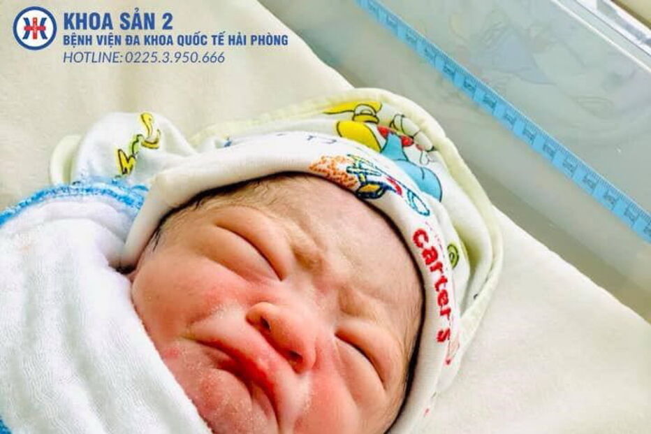 Bebé nasce com dispositivo intrauterino da mãe na mão