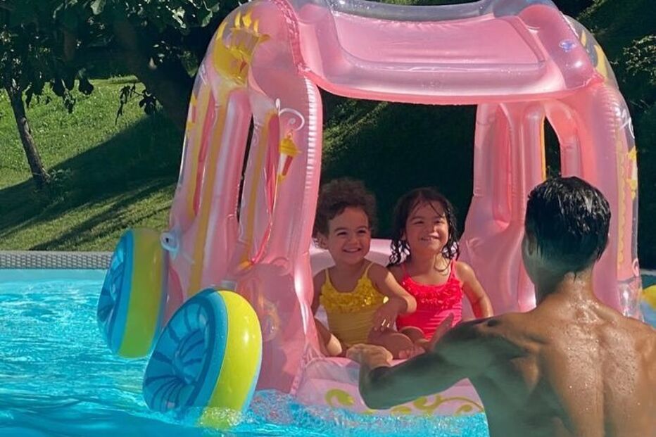 Cristiano Ronaldo diverte-se com os filhos na piscina