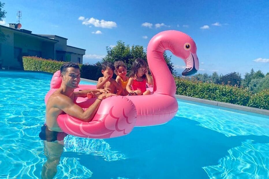 Cristiano Ronaldo diverte-se com os filhos na piscina