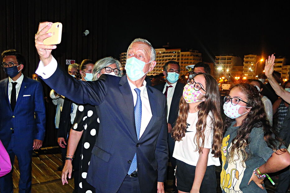 Chefe de Estado jantou esta segunda-feira com representantes do setor do Turismo no Algarve e autarcas da região, em Monte Gordo, depois de reunir à distância com médicos, ao almoço 