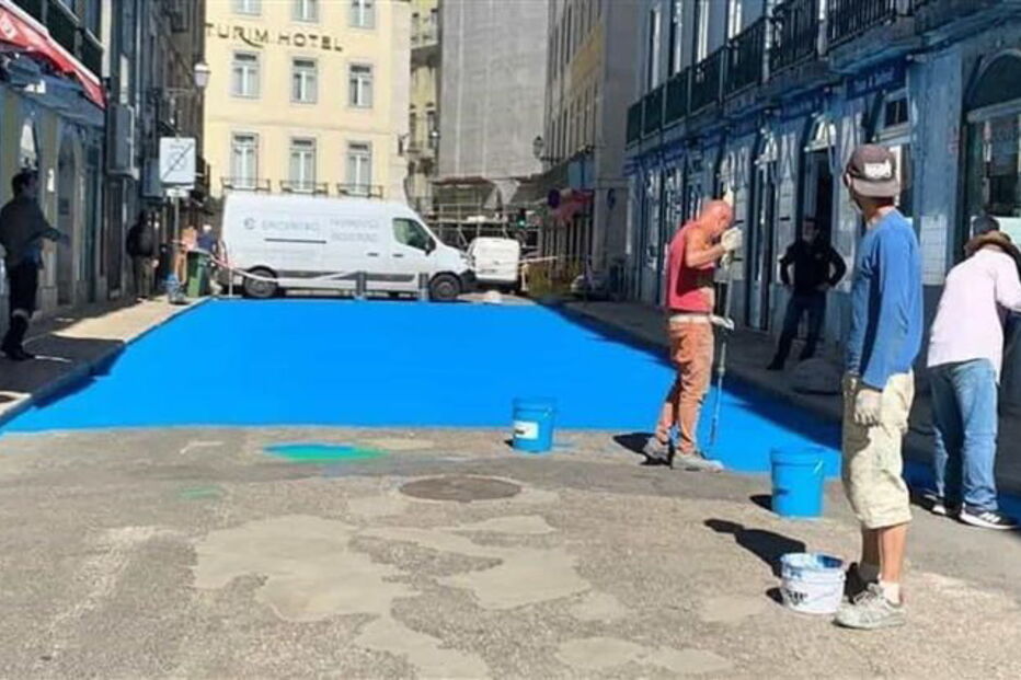 Rua dos Bacalhoeiros, em Lisboa, muda de cor e passa a ser pedonal