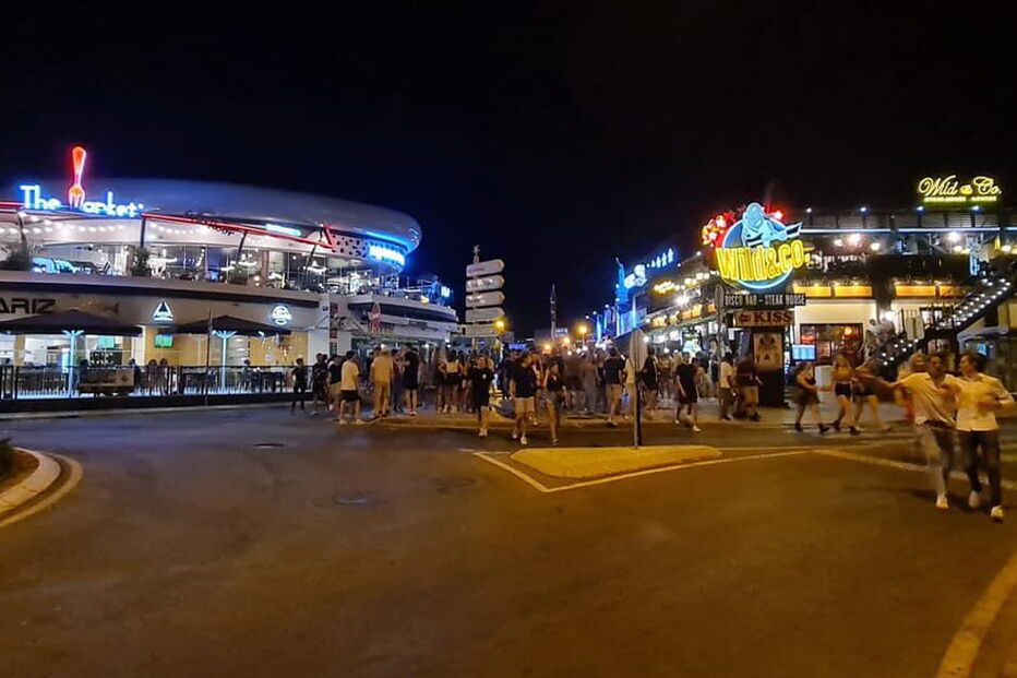 Centenas de pessoas inundam dois bares de Albufeira