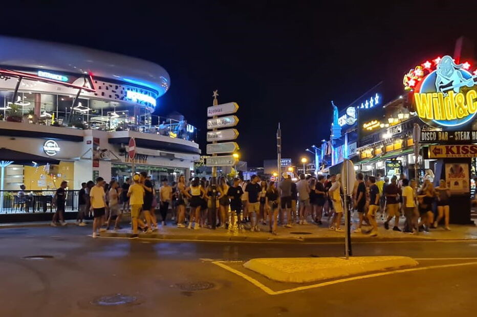Centenas de pessoas inundam dois bares de Albufeira