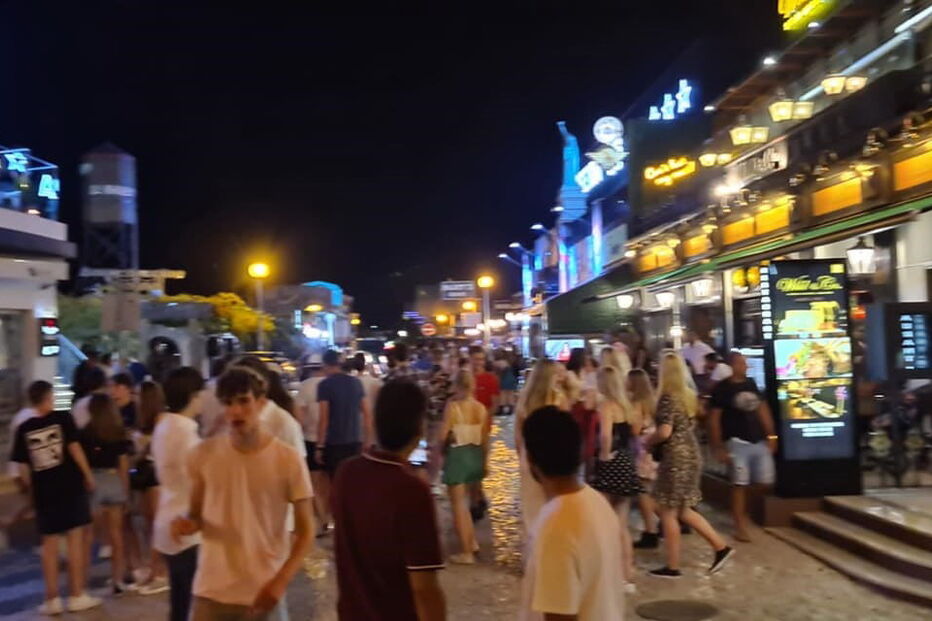 Centenas de pessoas inundam dois bares de Albufeira