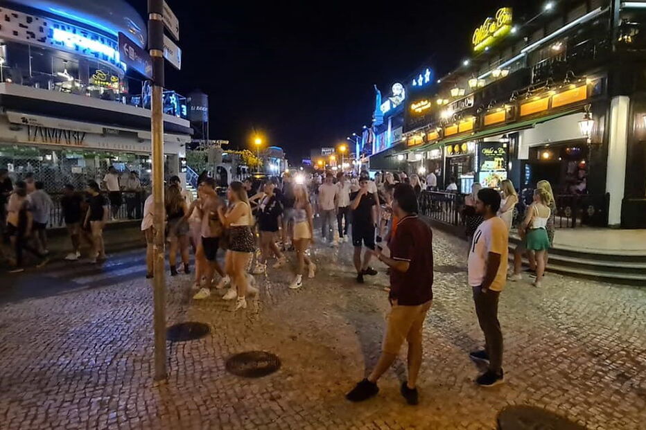 Centenas de pessoas inundam dois bares de Albufeira