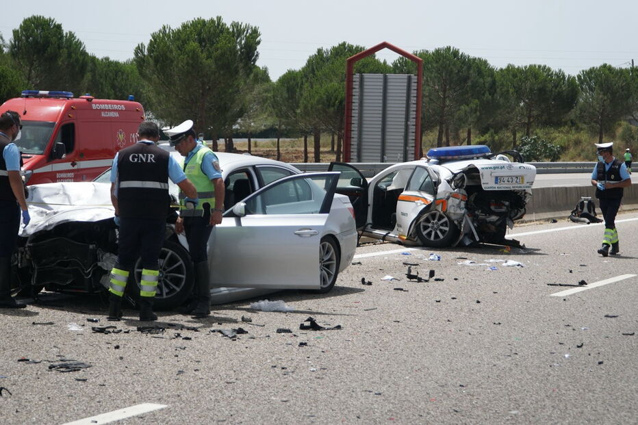 Carro-patrulha ficou desfeito após embate por trás 
