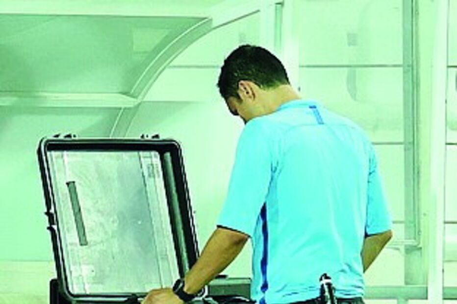 Tiago Martins foi ver as imagens depois de alertado pelo videoárbitro, mas não assinalou penálti 