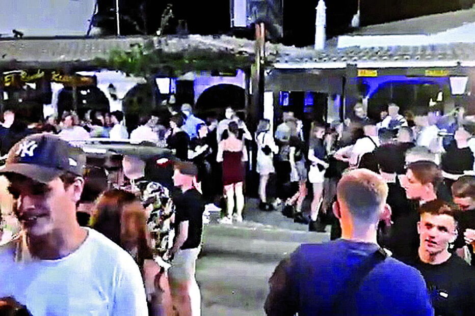 Centenas de jovens estrangeiros desrespeitaram o distanciamento social e consumiram bebidas alcoólicas na via pública, em Albufeira 