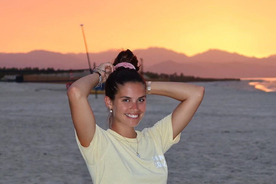 Sara Sampaio exibe novas curvas