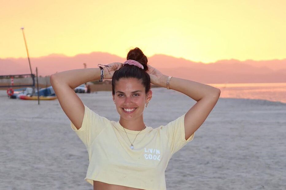 Sara Sampaio exibe novas curvas