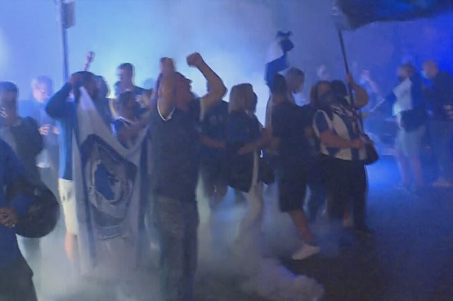 Dezenas de adeptos recebem em euforia autocarro do FC Porto no Estádio do Dragão