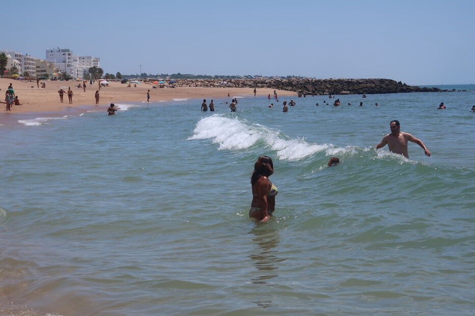 Tempo quente que se fez sentir ontem convidou a banhos na praia de Quarteira, no Algarve