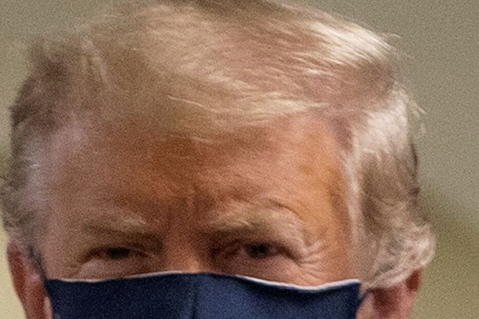 Trump aparece de máscara em público