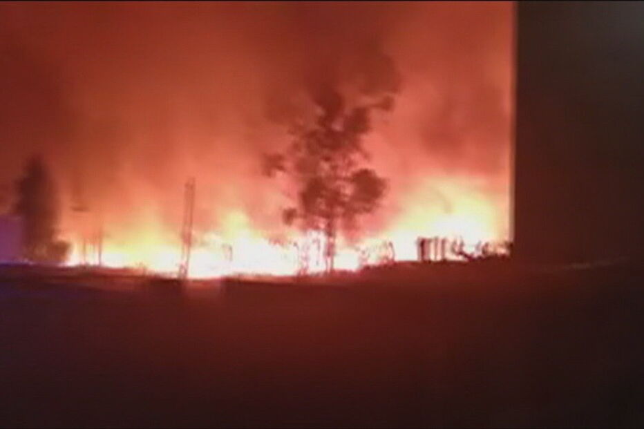 2020-07-12_11_48_49 Incêndio em zona de mato ameaça casas em Amarante.jpg