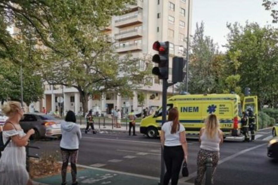 Menor de bicicleta fica gravemente ferida após colisão com carro em Lisboa