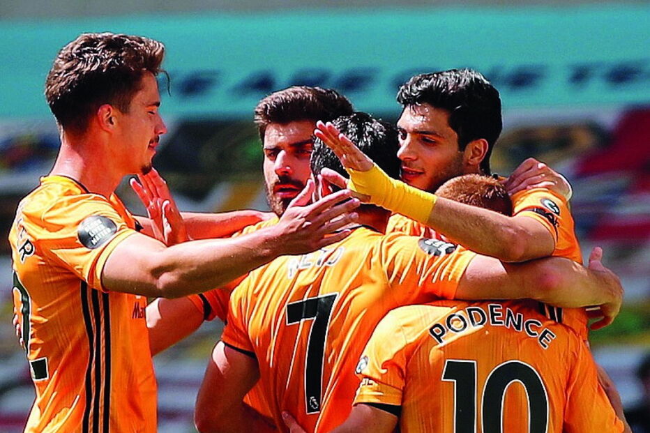 Rúben Neves, Pedro Neto e Podence na festa de um dos golos dos Wolves