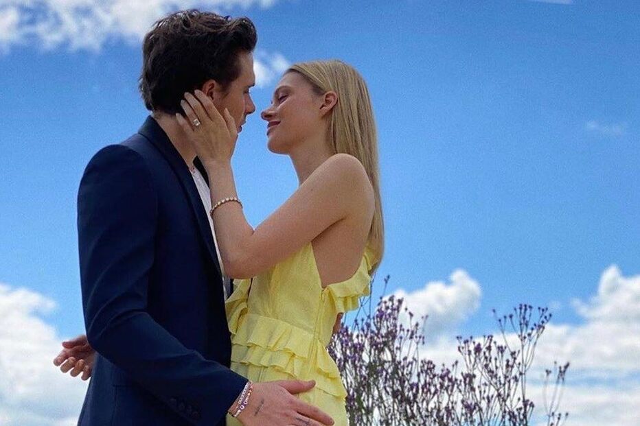 Casal partilhou novidade com foto em que noiva surge com vestido assinado por Victoria Beckham 