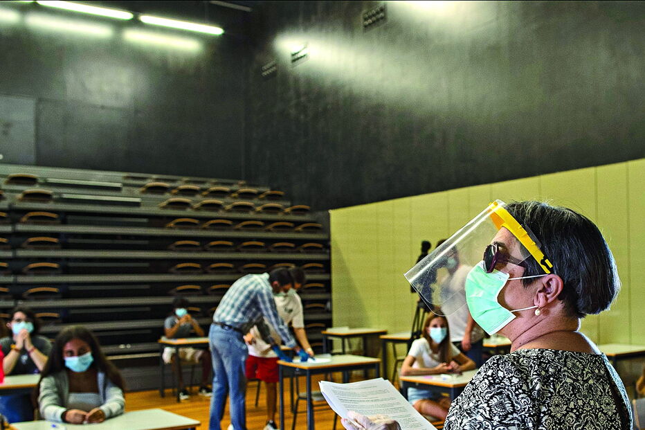 Distância entre  alunos dentro das salas de aula deverá ser, no mínimo, de um metro, mas a regra está a causar algumas dúvidas 