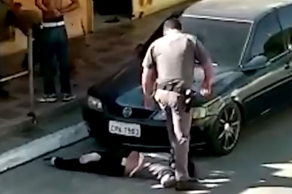 Polícia pisa pescoço de mulher negra durante detenção em São Paulo