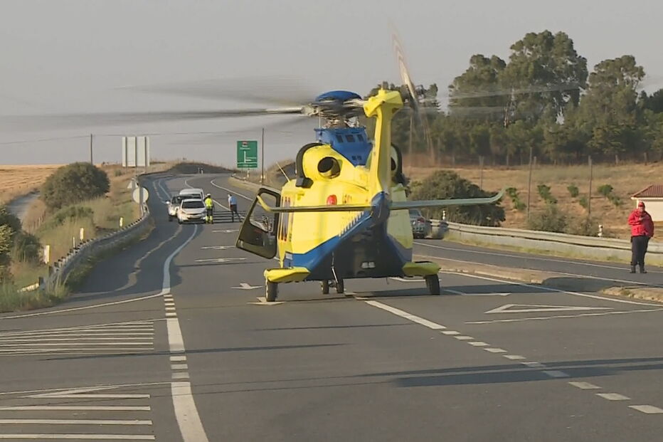 Dois bombeiros feridos no combate a fogo que está a cortar EN2 em Castro Verde