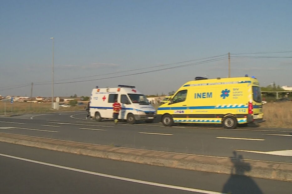 Dois bombeiros feridos no combate a fogo que está a cortar EN2 em Castro Verde