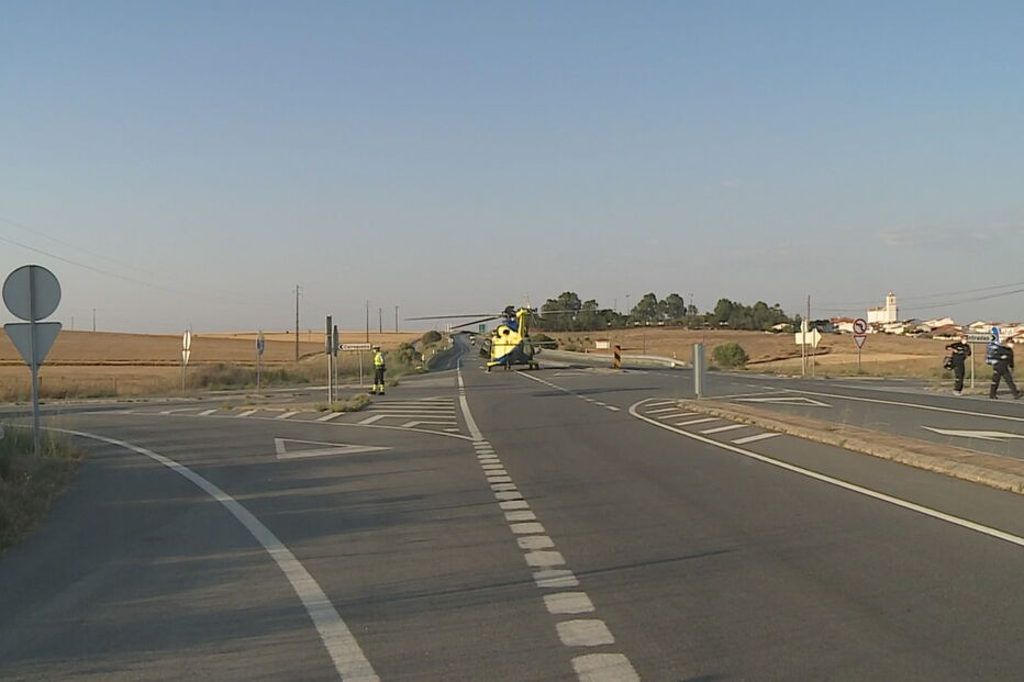 Dois bombeiros feridos no combate a fogo que está a cortar EN2 em Castro Verde