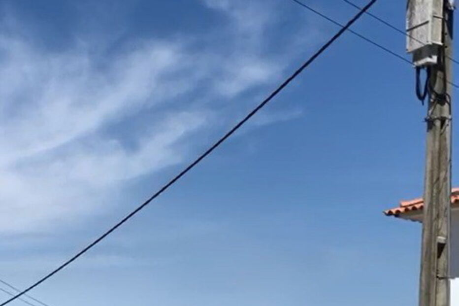 Incêndio de grandes dimensões em armazém de Gaia obriga à retirada de crianças de escola 