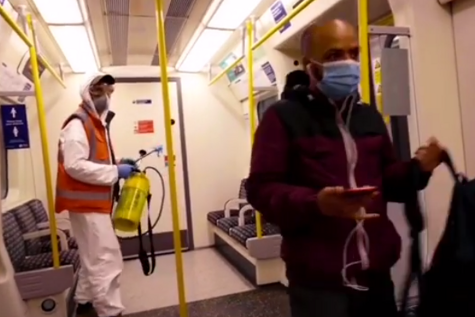 Banksy mostra a cara durante trabalho no metro de Londres