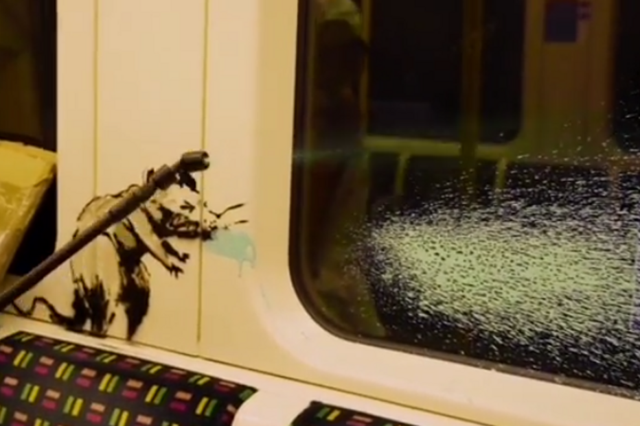Banksy mostra a cara durante trabalho no metro de Londres