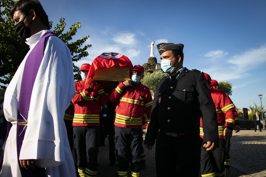 Centenas de pessoas no funeral do bombeiro de Miranda do Corvo