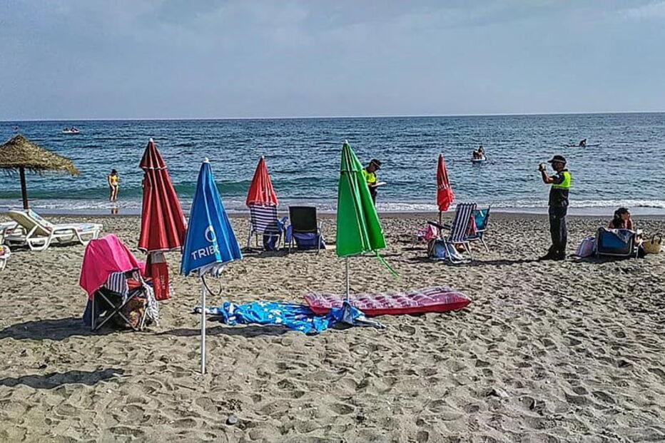 autoridades multam banhistas que deixam pertences a marcar os lugares na praia