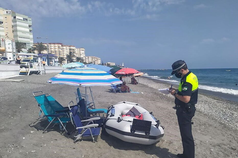 autoridades multam banhistas que deixam pertences a marcar os lugares na praia
