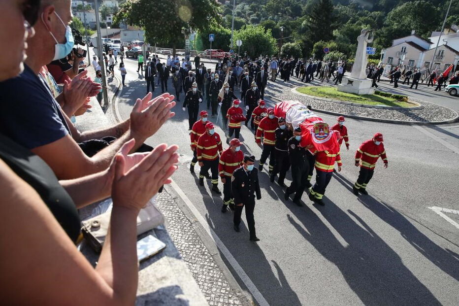Centenas de pessoas no funeral do bombeiro de Miranda do Corvo