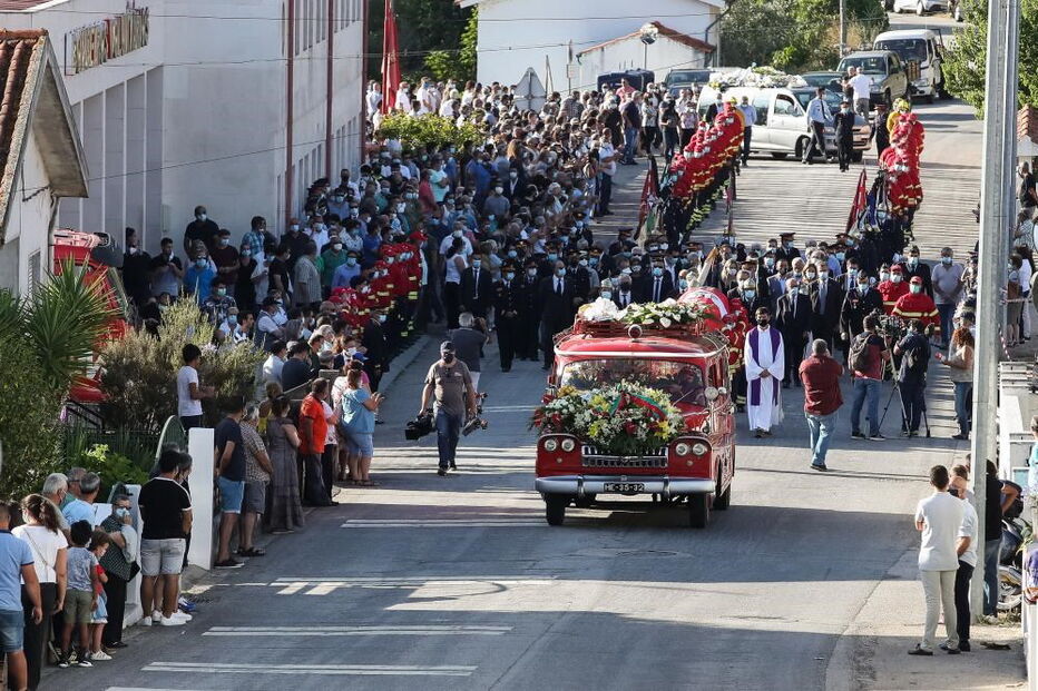 Centenas de pessoas no funeral do bombeiro de Miranda do Corvo