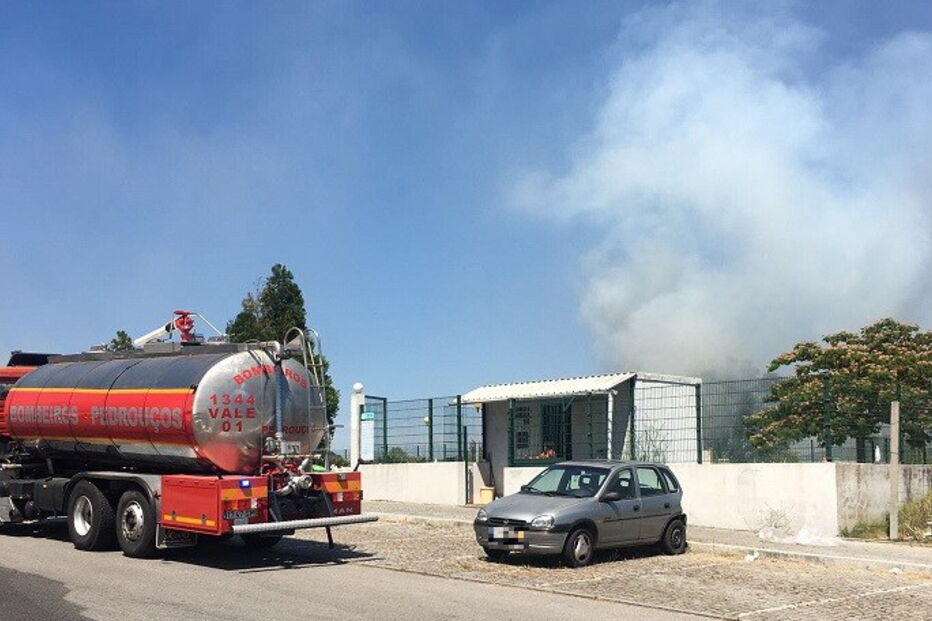 Incêndio consome zona de mato junto ao bairro da Triana em Rio Tinto 