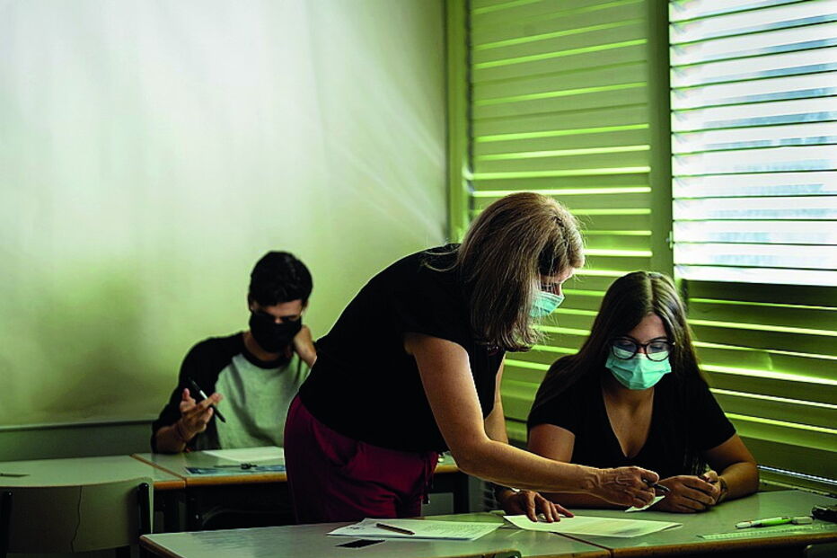 Alunos da Escola D. Dinis, em Lisboa, ouvem as últimas indicações antes da prova 