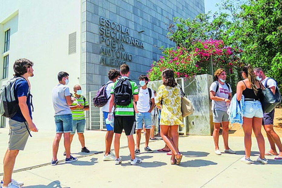 Na escola Poeta António Aleixo, em Portimão, alunos preparam-se para fazer o exame 