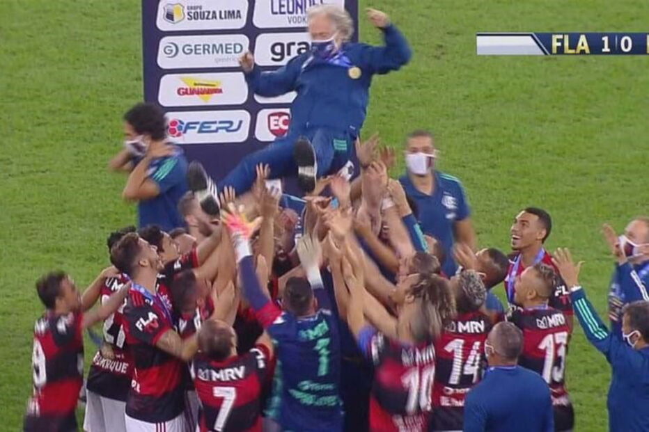 Jesus celebrou com os jogadores e distribuiu abraços