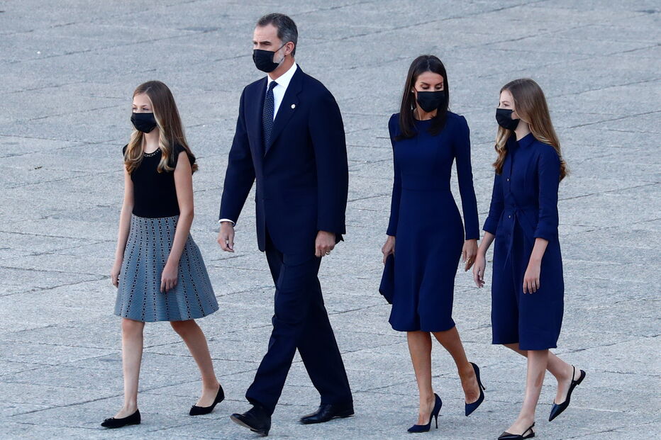 Espanha presta homenagem a vítimas mortais do coronavírus em cerimónia no Palácio Real de Madrid 