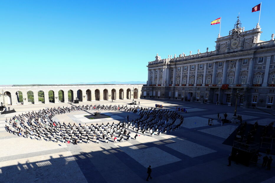 Espanha presta homenagem a vítimas mortais do coronavírus em cerimónia no Palácio Real de Madrid 