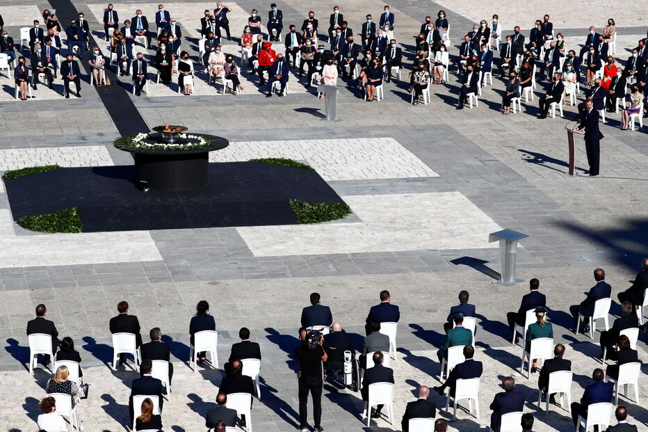 Espanha presta homenagem a vítimas mortais do coronavírus em cerimónia no Palácio Real de Madrid 