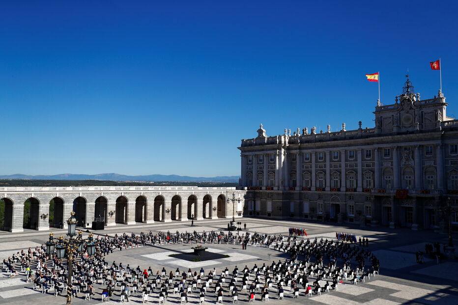 Espanha presta homenagem a vítimas mortais do coronavírus em cerimónia no Palácio Real de Madrid 