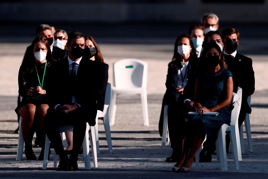 Espanha presta homenagem a vítimas mortais do coronavírus em cerimónia no Palácio Real de Madrid 