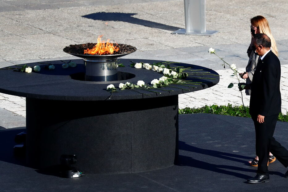 Espanha presta homenagem a vítimas mortais do coronavírus em cerimónia no Palácio Real de Madrid	