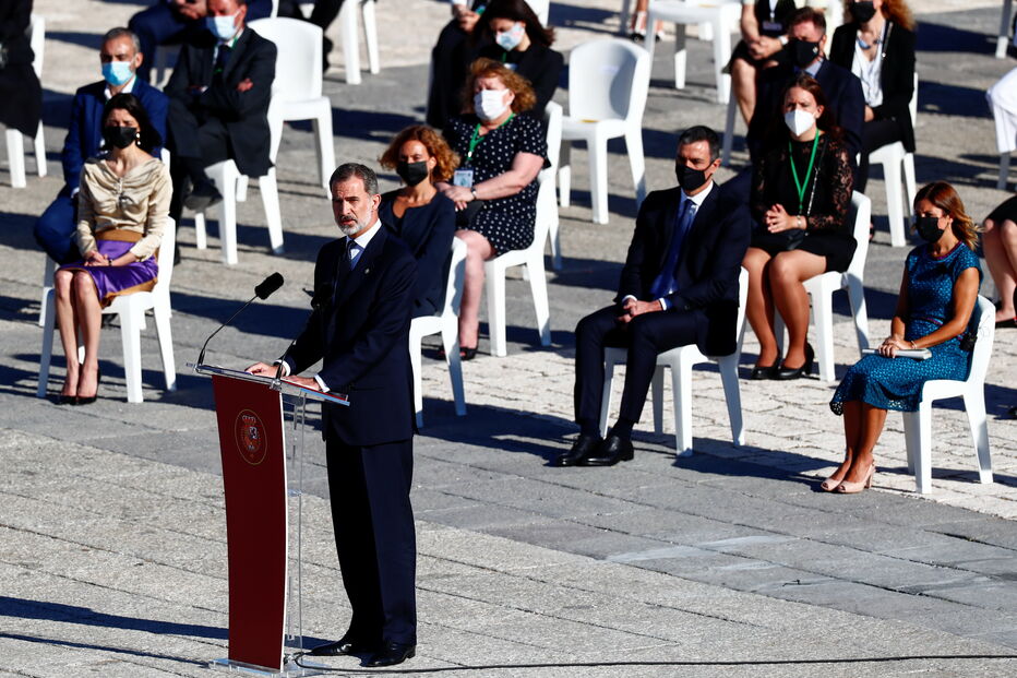 Espanha presta homenagem a vítimas mortais do coronavírus em cerimónia no Palácio Real de Madrid	