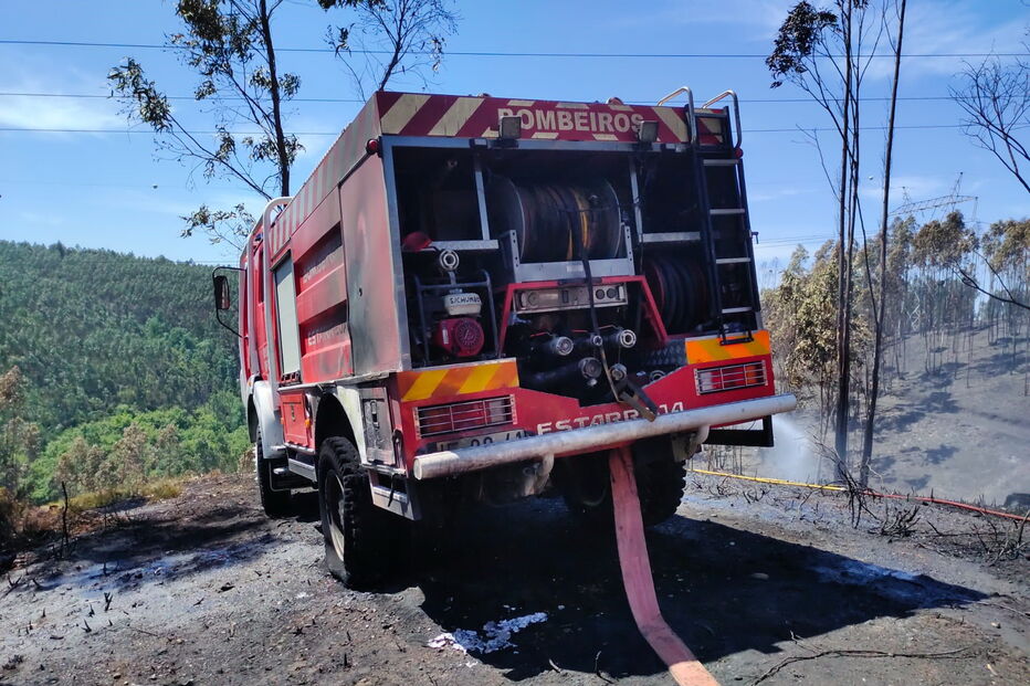 Viatura dos bombeiros de Estarreja ficou danificada durante o incêndio