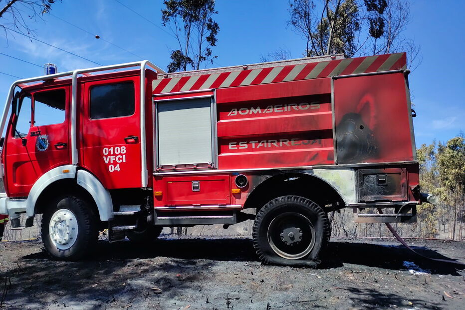 Viatura dos bombeiros de Estarreja ficou danificada durante o incêndio
