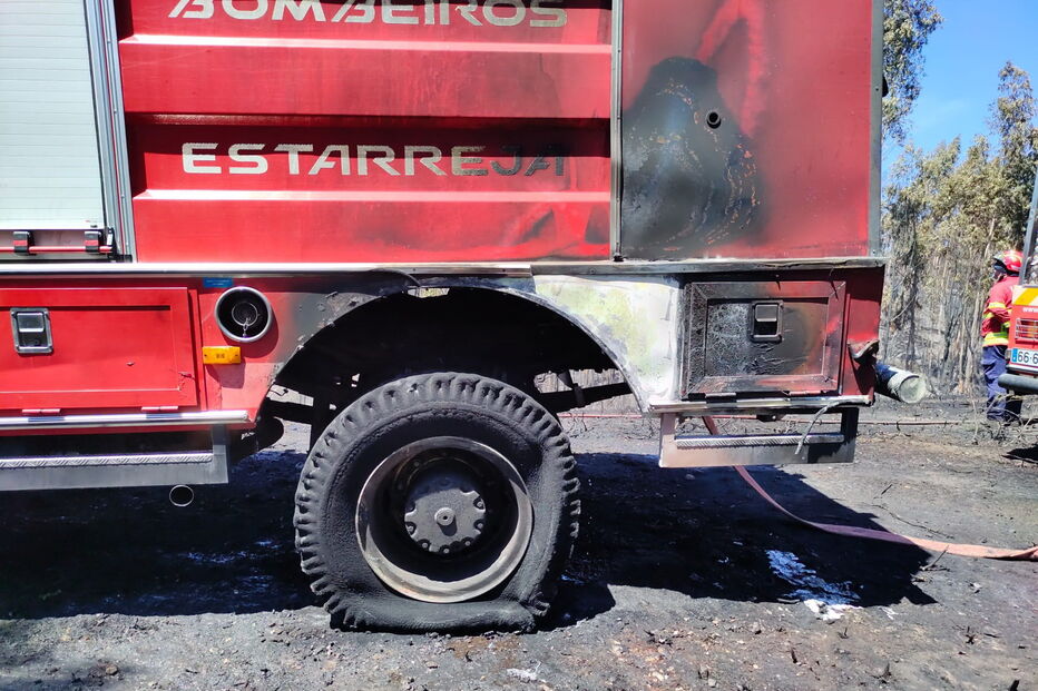 Viatura dos bombeiros de Estarreja ficou danificada durante o incêndio